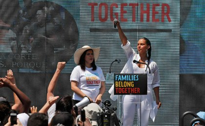AP actrices Hollywood visitan a migrantes en la frontera.jpg