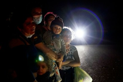 AP migrantes frontera MX US.jpeg